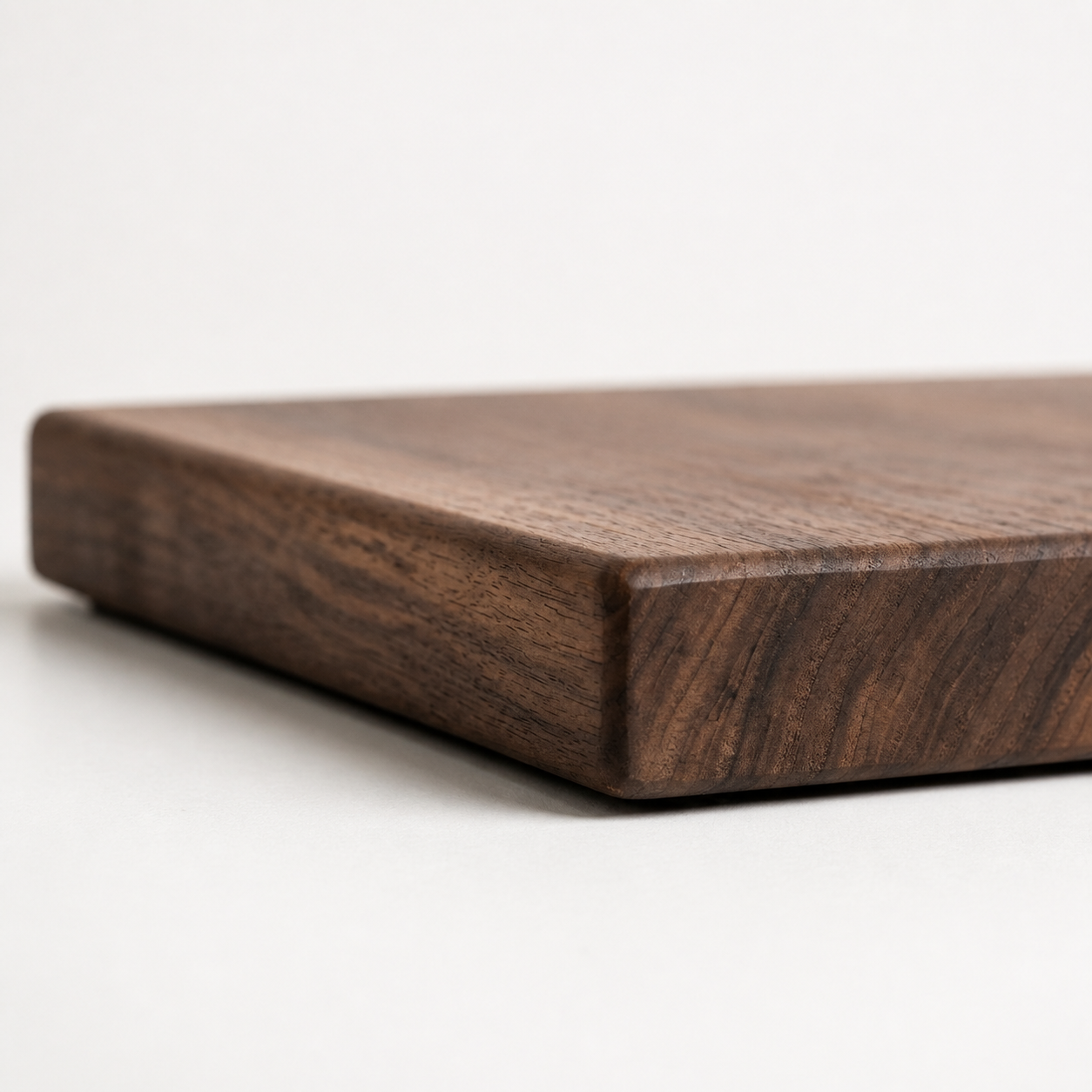Walnut Cutting Board – product detail view 2