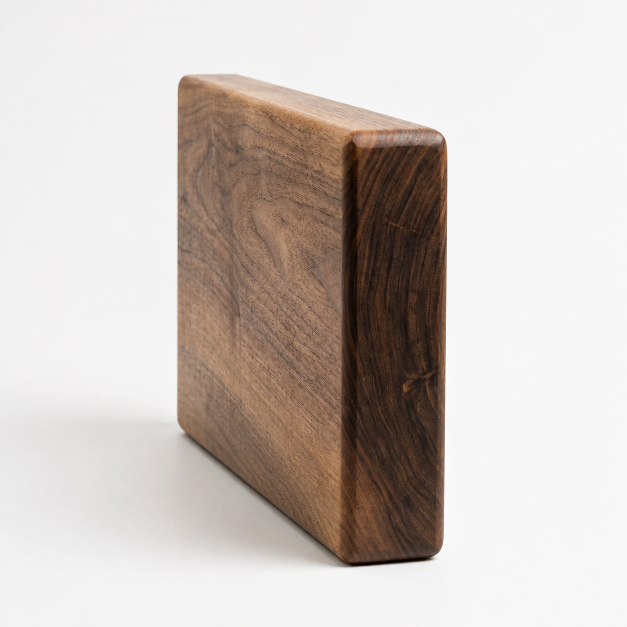Walnut Cutting Board – product detail view 2